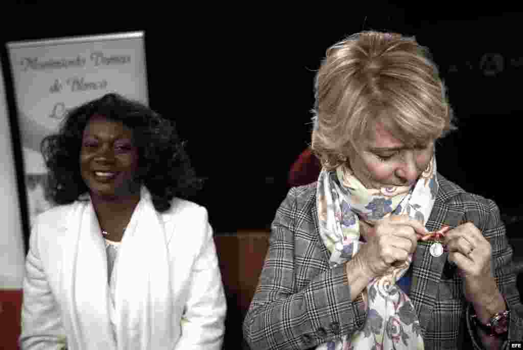 La presidenta del PP de Madrid, Esperanza Aguirre (d), y la portavoz de las Damas de Blanco de Cuba, Berta Soler, durante el acto organizado hoy en la Casa de América de Madrid bajo el título "Damas de Blanco: Un mensaje de Cuba". En el acto se ha produc