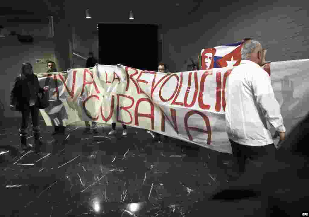 Partidarios de Fidel Castro con pancartas interrumpen el acto que las Damas de Blanco han organizado hoy en la Casa de América de Madrid al que ha asistido Esperanza Aguirre. En el acto se ha producido un enfrentamiento entre los asistentes, con gritos y