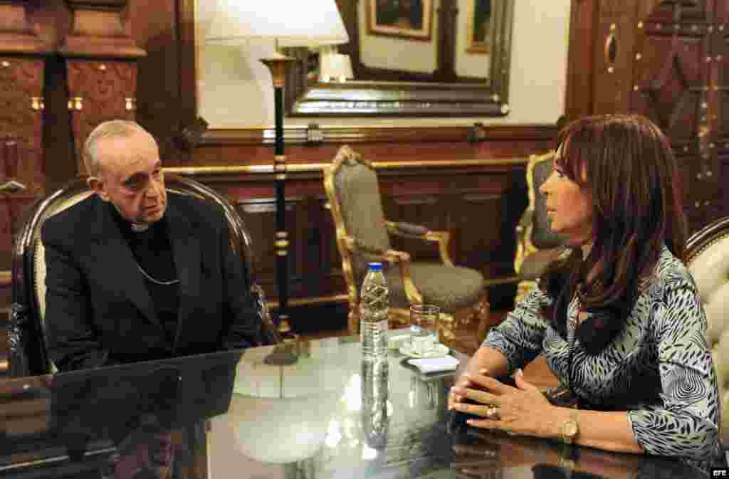 Arzobispo de Buenos Aires, Jorge Mario Bergoglio, junto a la presidenta de Argentina Cristina Fernández