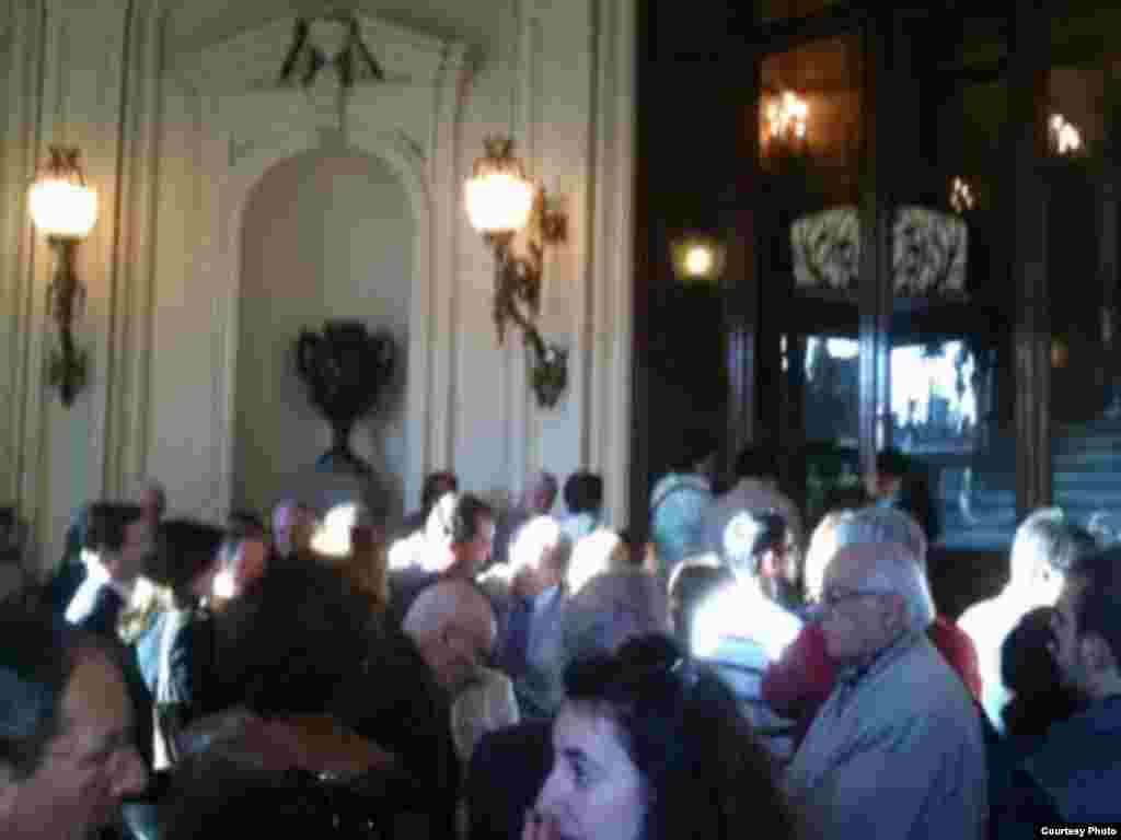 El público minutos antes de comenzar el coloquio "Una conversación en libertad" donde hablará Yoani Sánchez.