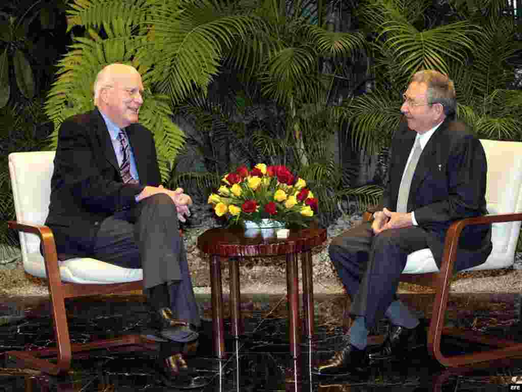 Raúl Castro reunido con el senador estadounidense Patrick Leahy. El demócrata del estado de Vermont encabezó un viaje similar hace un año, y se reunió tanto con Gross como con Castro.